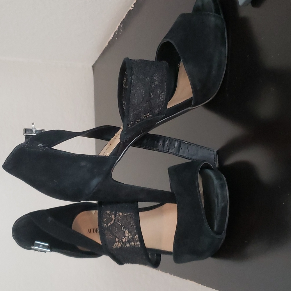 Bkack lace and velvet shoes